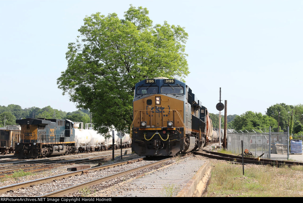 CSX 3195 will lead train L619 southbound